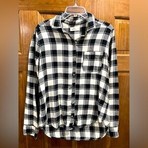 Hollister Women’s Black and White Plaid Button Down Shirt Size Large